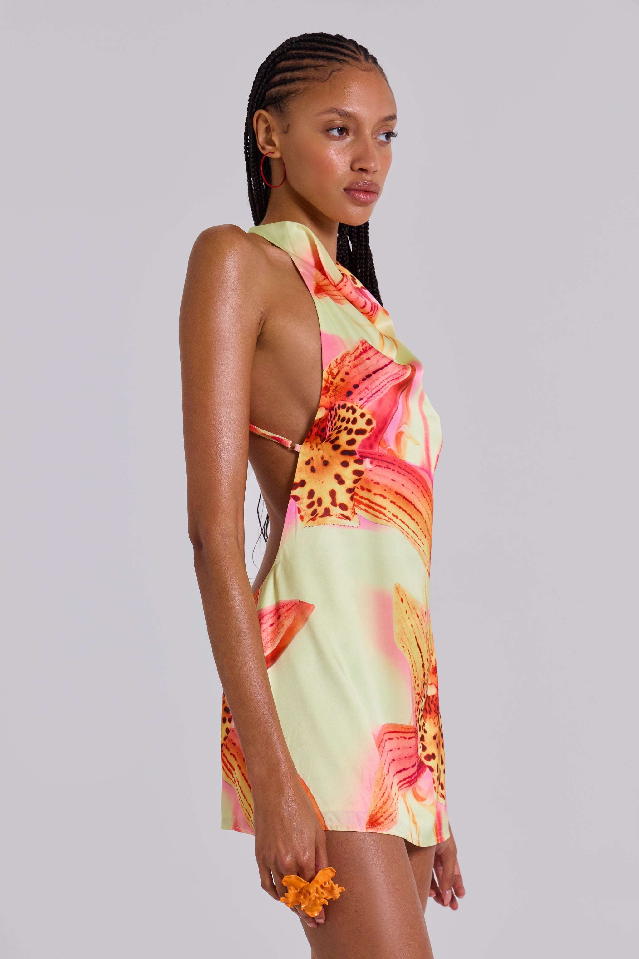 Lucia - Rückenausschnitt Mini Kleid mit Blumen Detail